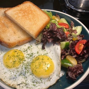 Яичница / Омлет из трех яиц с салатом